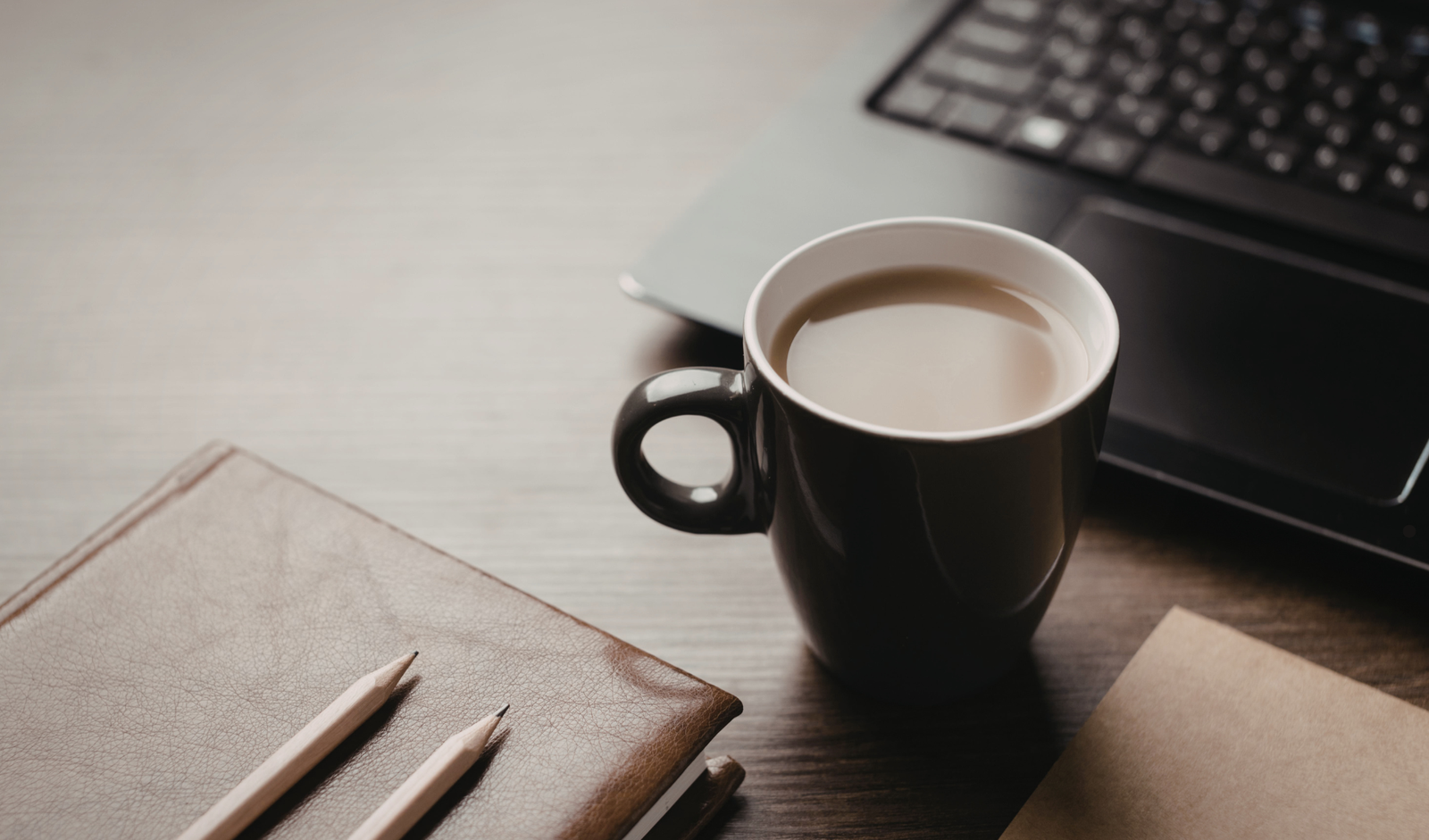 Work Bag Essentials Every Woman Needs — Stay Organized, Fresh & Confident All Day