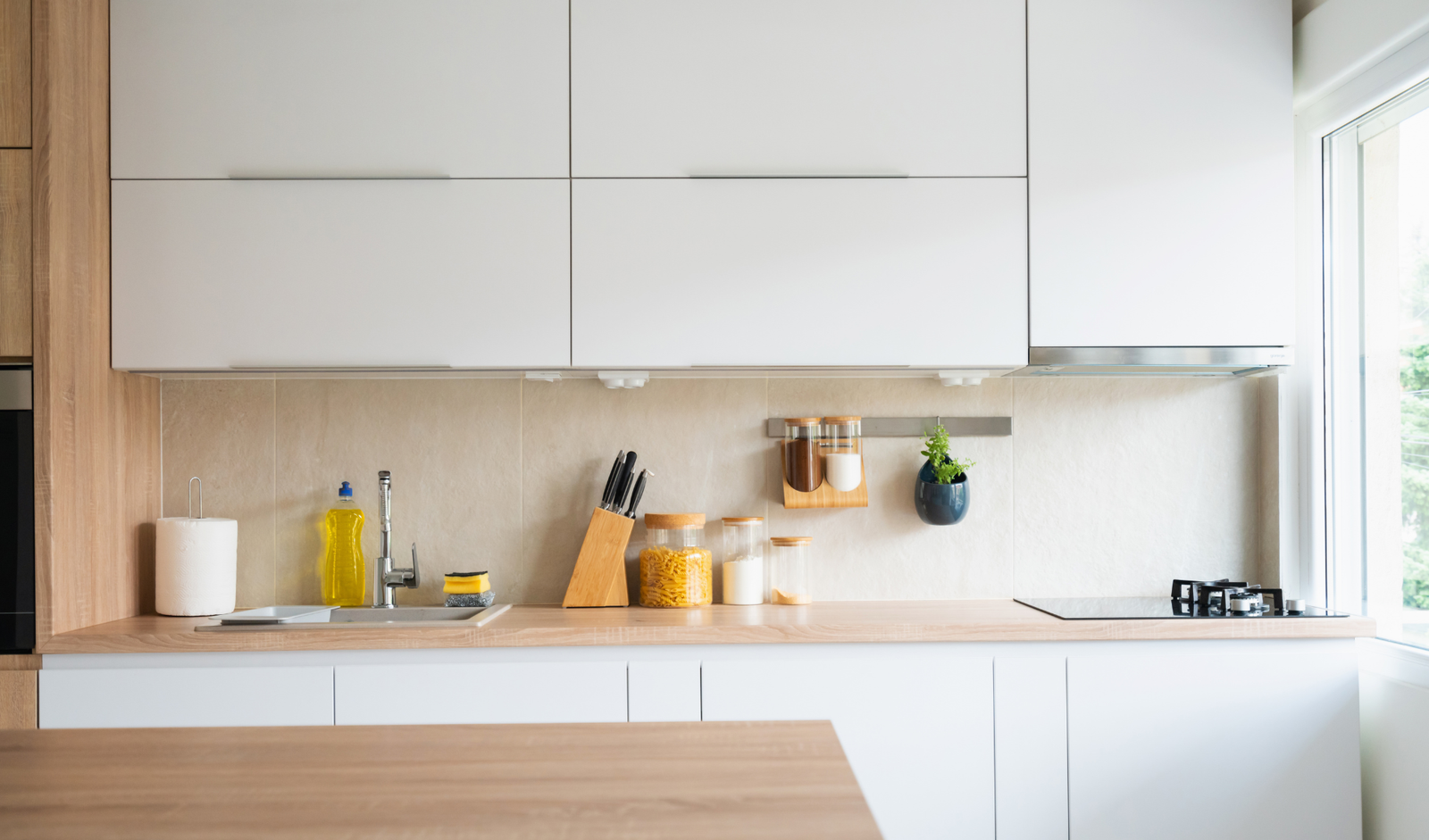 Master the Art of a Clutter-Free Kitchen: 4 Aesthetic Must-Haves for a Minimalist Pantry